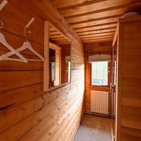 Spacious Wooden Cottage With Infra-Red Sauna At Veluwe بوتِنْ المظهر الخارجي الصورة