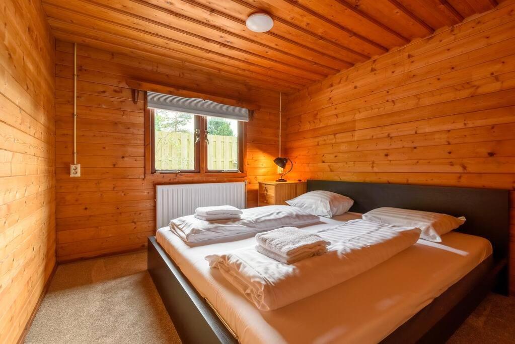 Spacious Wooden Cottage With Infra-Red Sauna At Veluwe بوتِنْ المظهر الخارجي الصورة