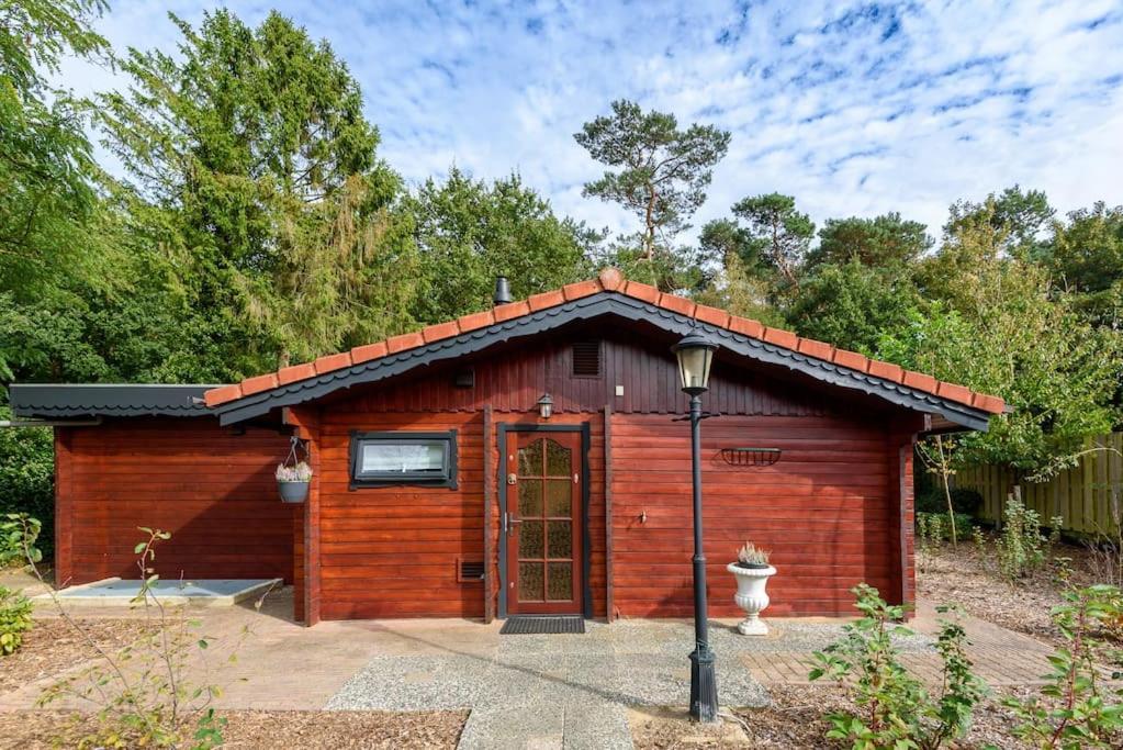 Spacious Wooden Cottage With Infra-Red Sauna At Veluwe بوتِنْ المظهر الخارجي الصورة