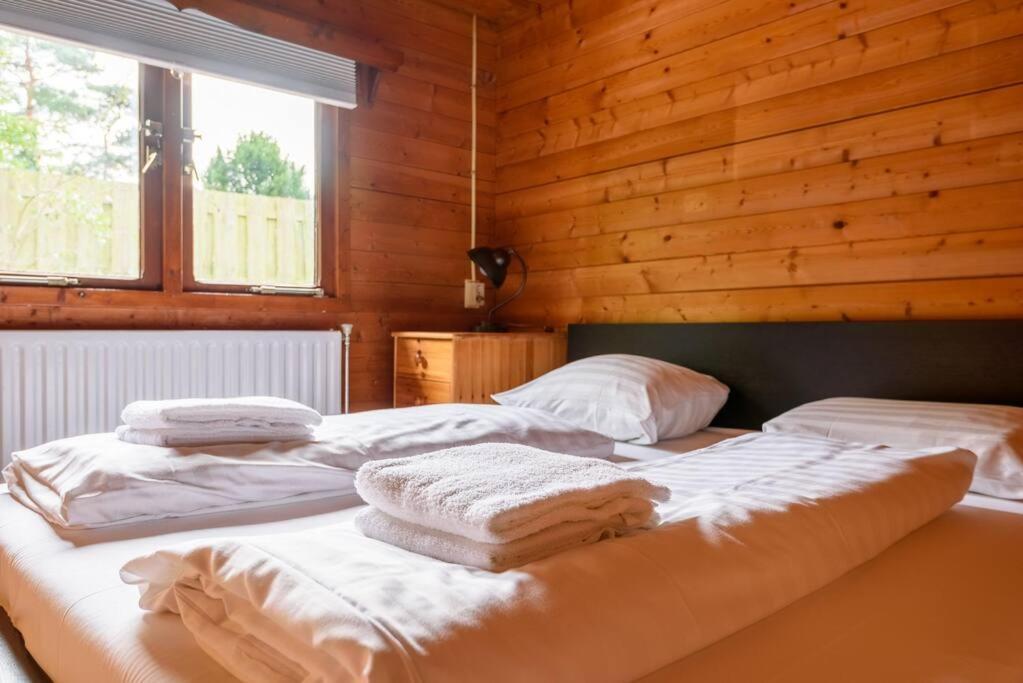 Spacious Wooden Cottage With Infra-Red Sauna At Veluwe بوتِنْ المظهر الخارجي الصورة