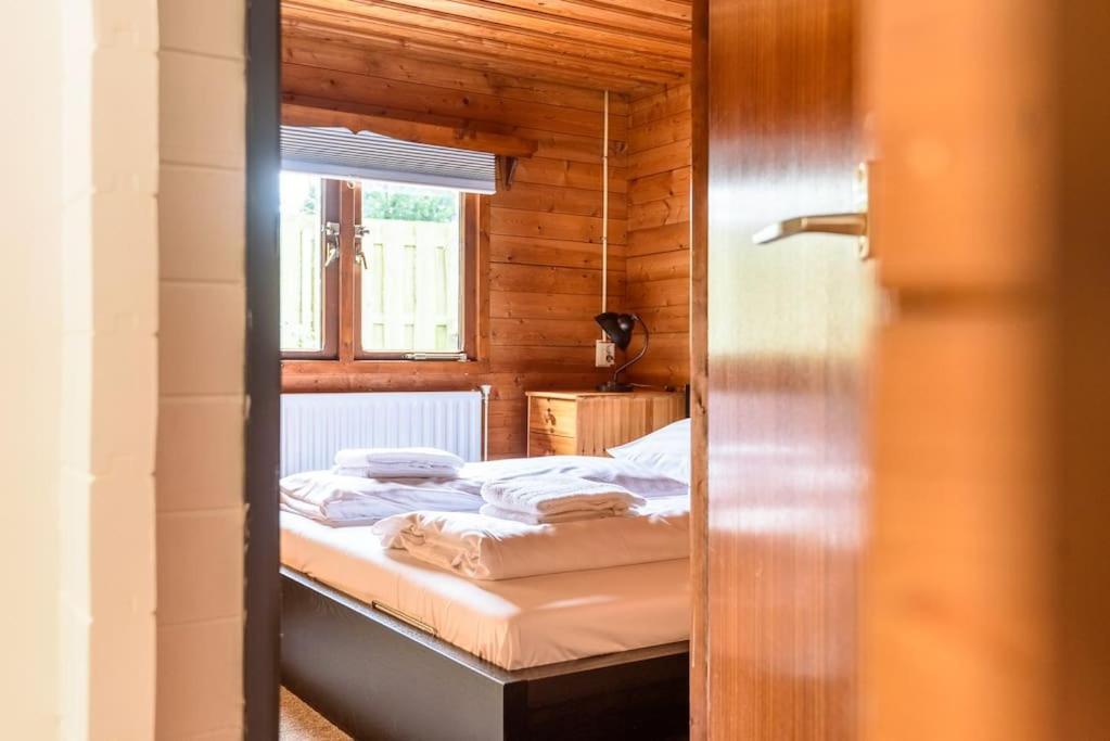 Spacious Wooden Cottage With Infra-Red Sauna At Veluwe بوتِنْ المظهر الخارجي الصورة