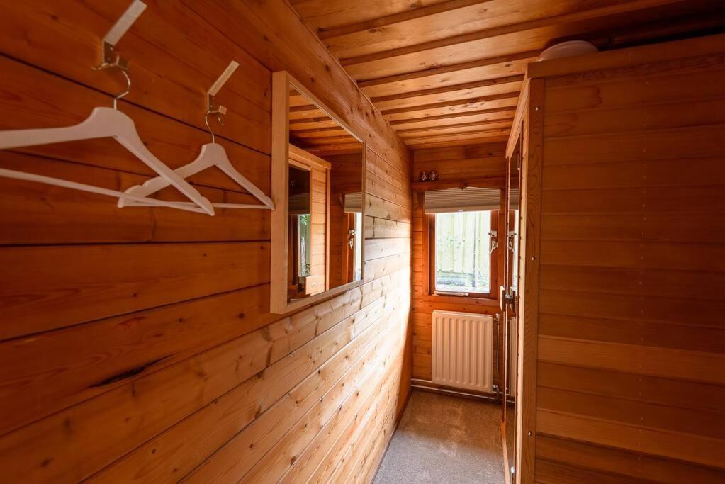 Spacious Wooden Cottage With Infra-Red Sauna At Veluwe بوتِنْ المظهر الخارجي الصورة